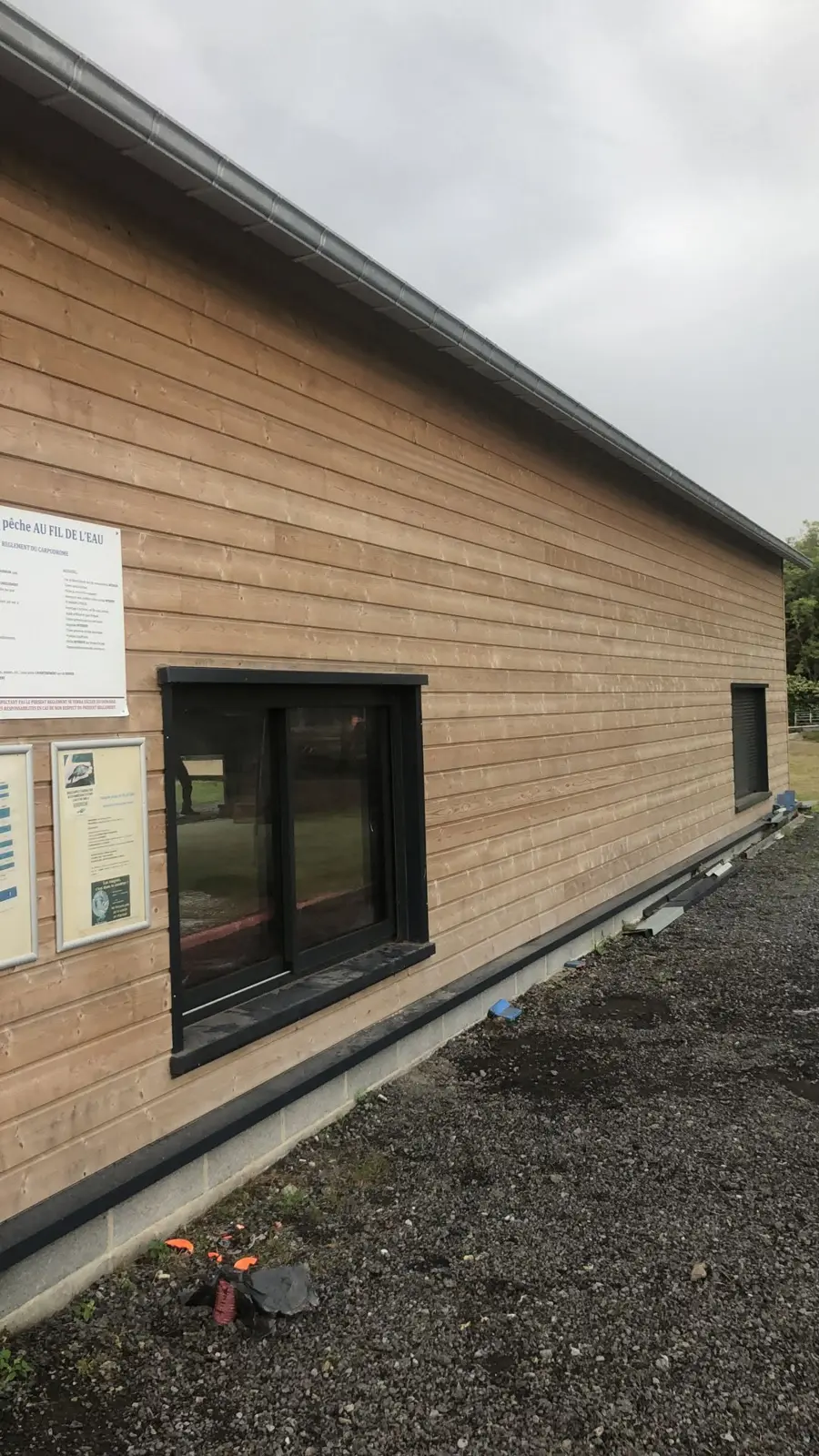 Façade de bâtiment habillée d’un bardage bois