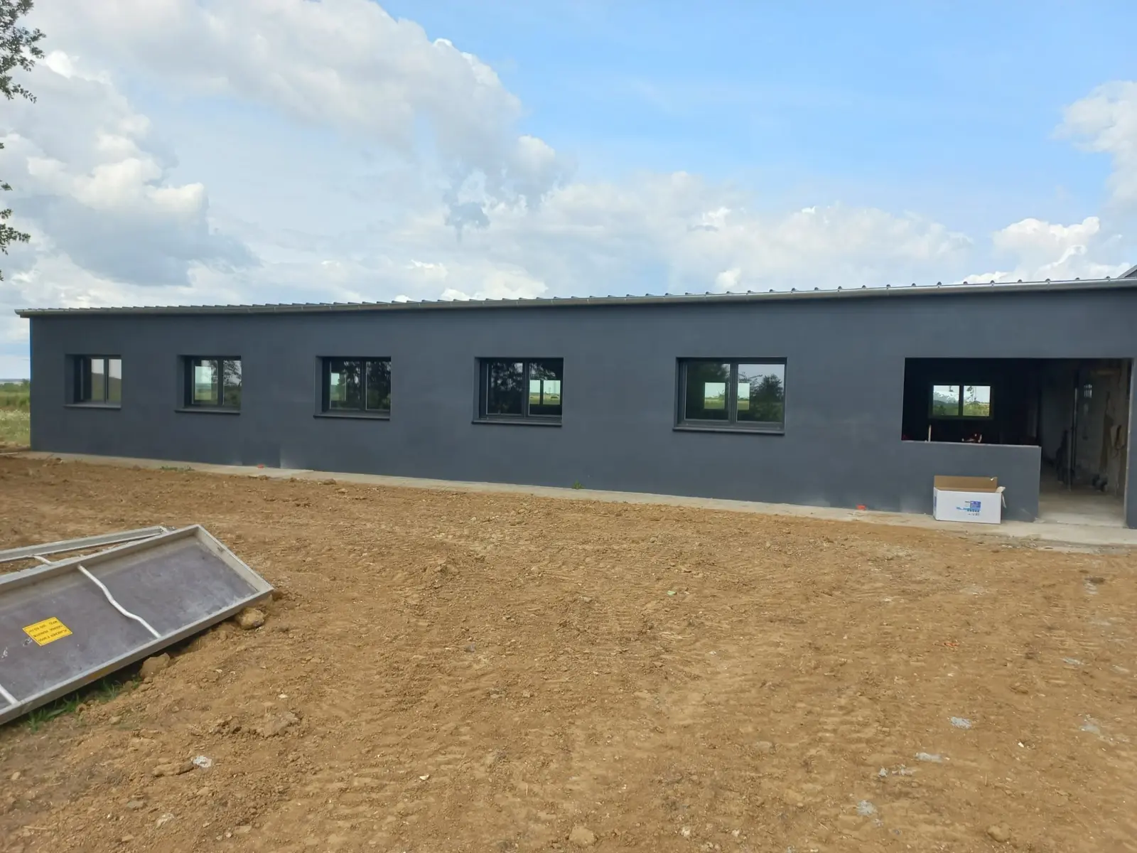 Bâtiment rénové avec enduit extérieur gris
