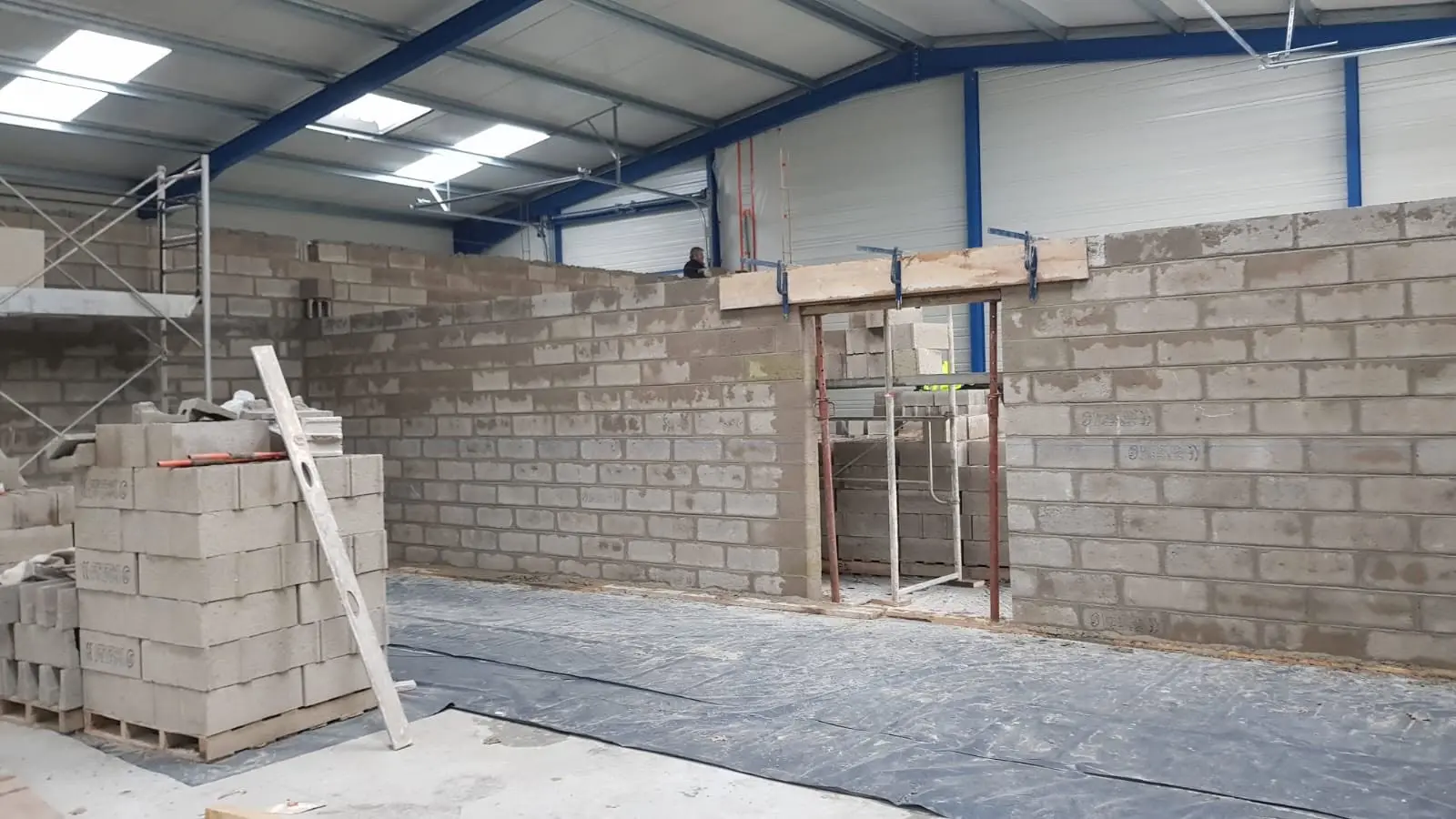Chantier de maçonnerie avec murs en parpaings