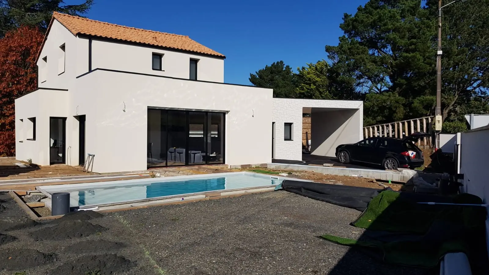 Construction contemporaine avec piscine