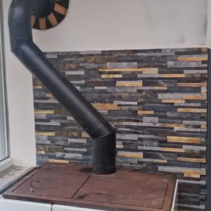 Poêle installé devant un mur en parement de pierre