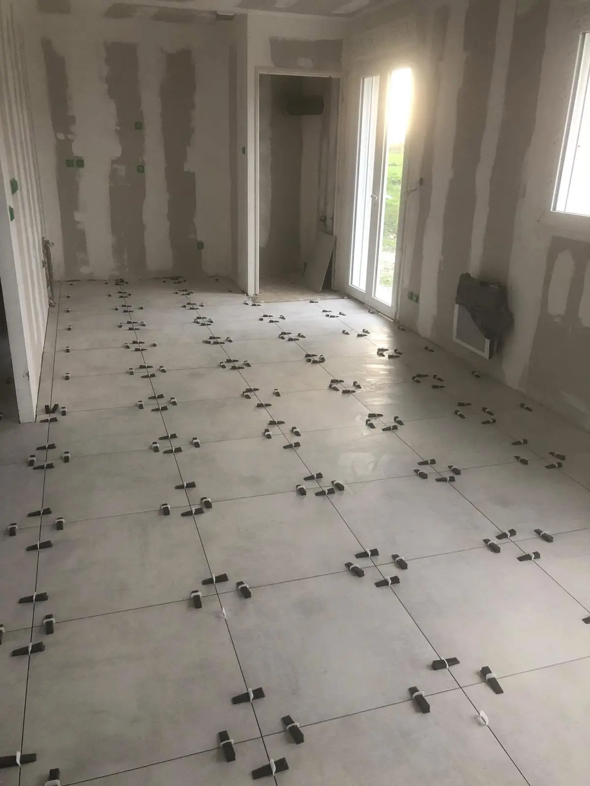 Pose d’un carrelage grand format avec croisillons